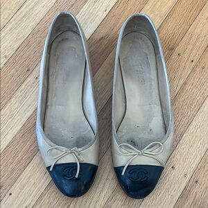 CHANEL Cream and Black Ballet Flats with Decorative Bows